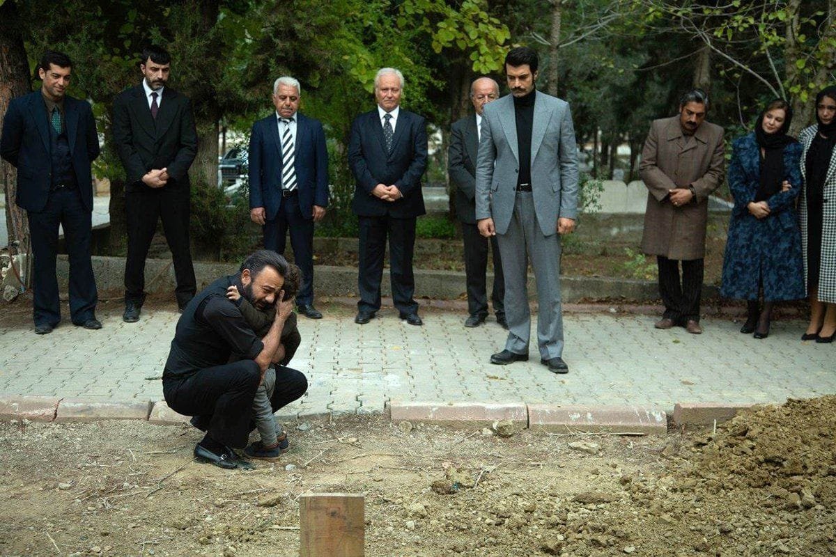 avance-tierra-amarga-2-6-mayo7 Avance semanal en fotos de 'Tierra Amarga' del 2 al 6 de mayo: Yilmaz se muere declarando su amor a Züleyha mientras Fekeli se hunde y Müjgan llora su pérdida