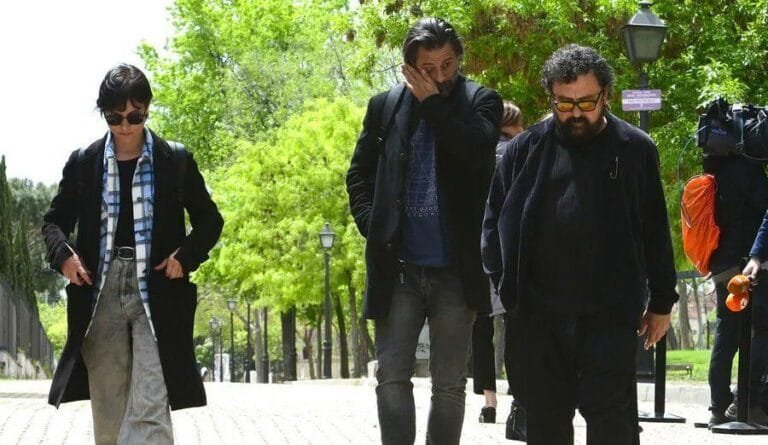 Familiares y compañeros de Juan Diego despiden al actor en el tanatorio