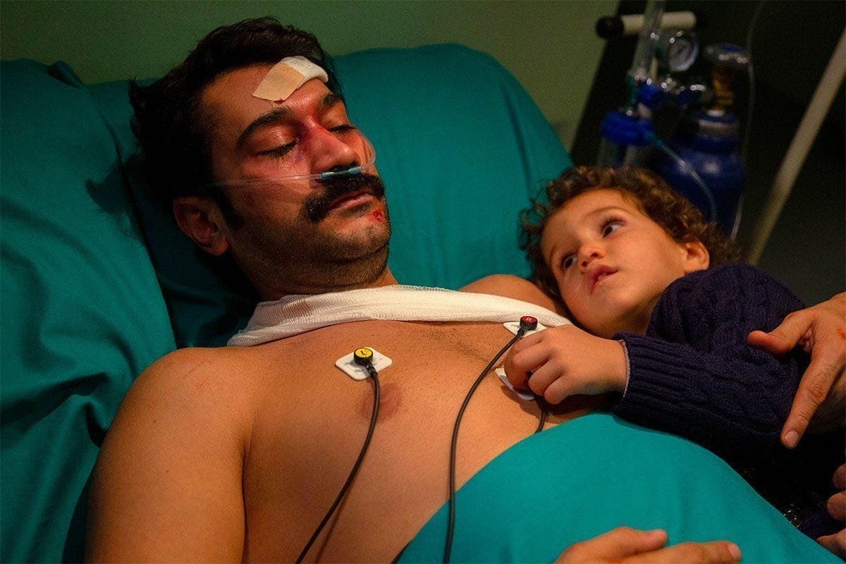 avance-tierra-amarga-2-6-mayo13 Avance semanal en fotos de 'Tierra Amarga' del 2 al 6 de mayo: Yilmaz se muere declarando su amor a Züleyha mientras Fekeli se hunde y Müjgan llora su pérdida