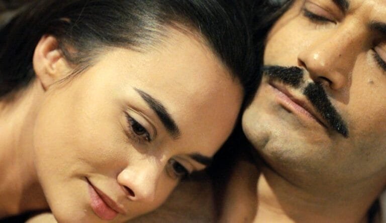 Avance ‘Tierra Amarga’: Demir cae en la trampa de Ümit y pasan la noche juntos