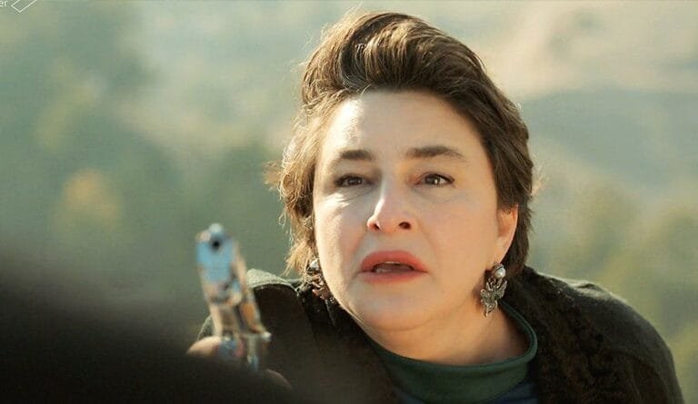 Avance ‘Tierra Amarga’: Fekeli le da un arma a Behice para que acabe con su vida tras ser descubierta