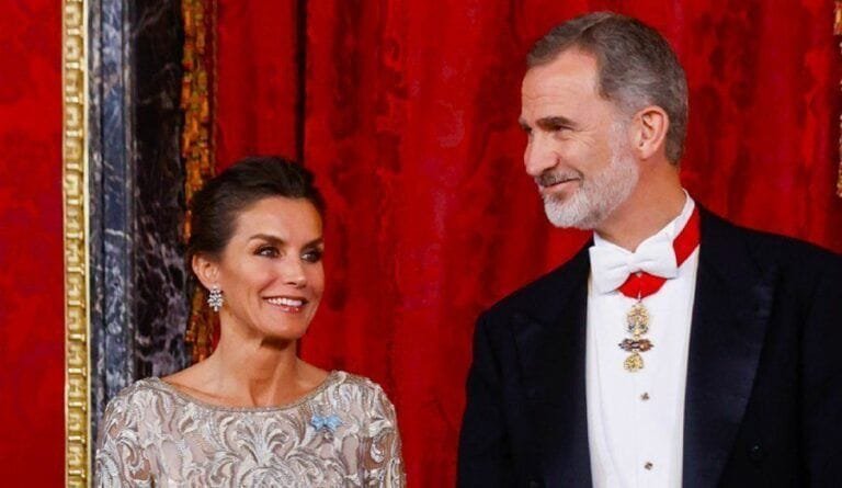 La Reina Letizia brilla en el Palacio Real con transparencias y sin tiara