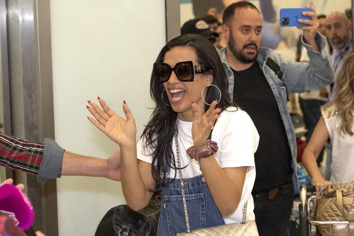 Chanel aterriza en España y es recibida por una multitud de fans en el aeropuerto de Madrid