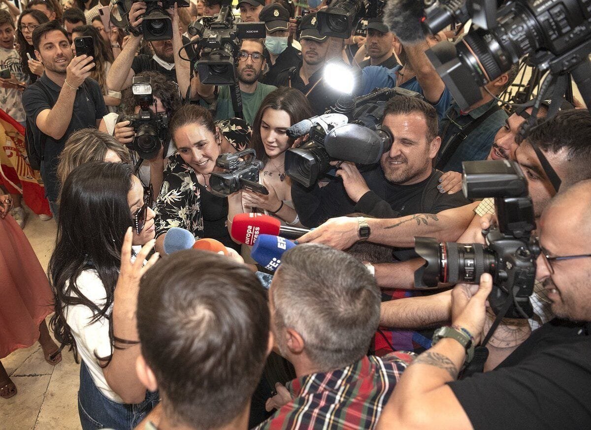 Chanel aterriza en España y es recibida por una multitud de fans en el aeropuerto de Madrid