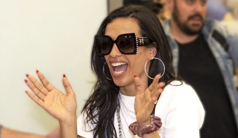 Chanel aterriza en España y es recibida por una multitud de fans en el aeropuerto de Madrid