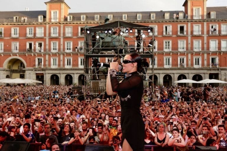 Así ha sido la bienvenida de Chanel en la Plaza Mayor de Madrid