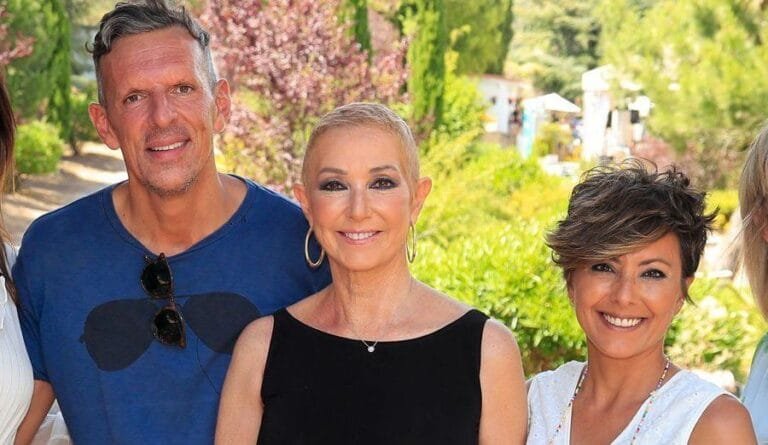 Ana Rosa Quintana muestra su nuevo look en un rencuentro con sus compañeros