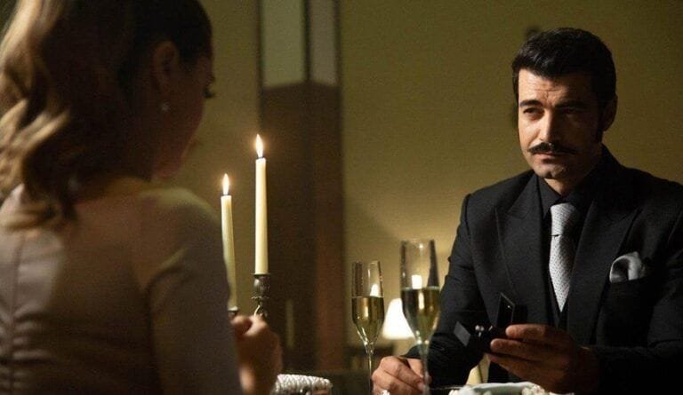 Avance ‘Tierra Amarga’: Demir le pide matrimonio a Züleyha durante una cena romántica
