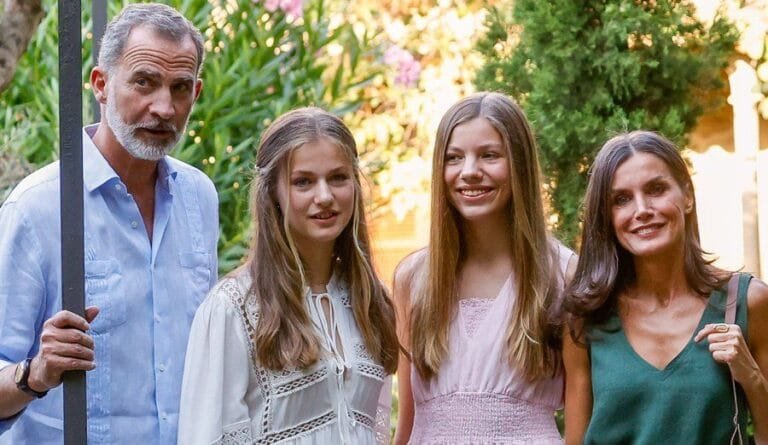 Los Reyes y sus hijas posan felices en sus vacaciones en Mallorca