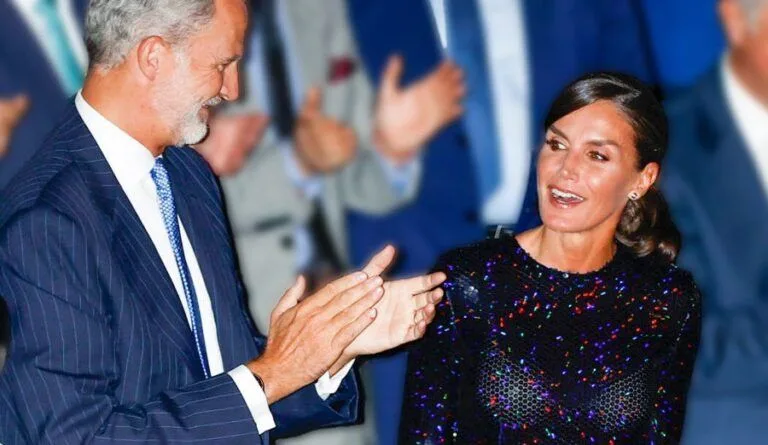 La reina Letizia arrasa con su look más atrevido con lentejuelas y transparencias