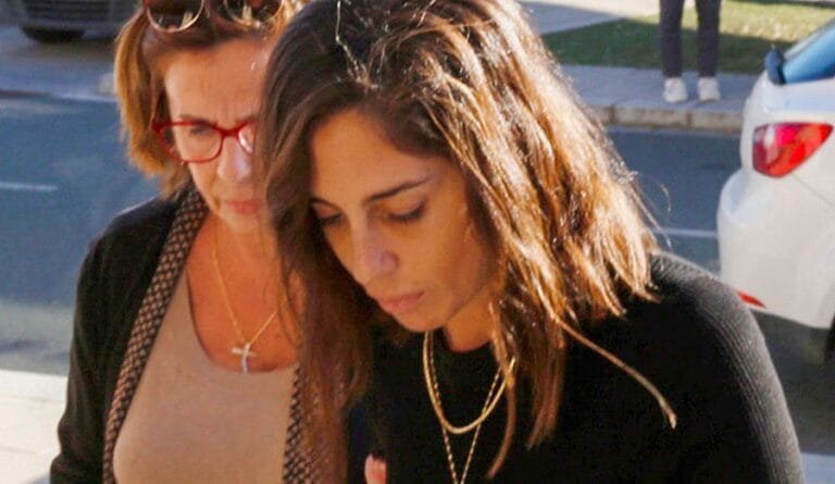 Primeras imágenes de Anabel Pantoja, rota de dolor, llegando al tanatorio para despedir a su padre