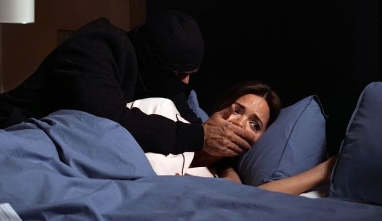 Avance ‘Tierra Amarga’: Un encapuchado le tapa la boca a Züleyha y le dice: ‘Soy Hakan Gumusoglu’