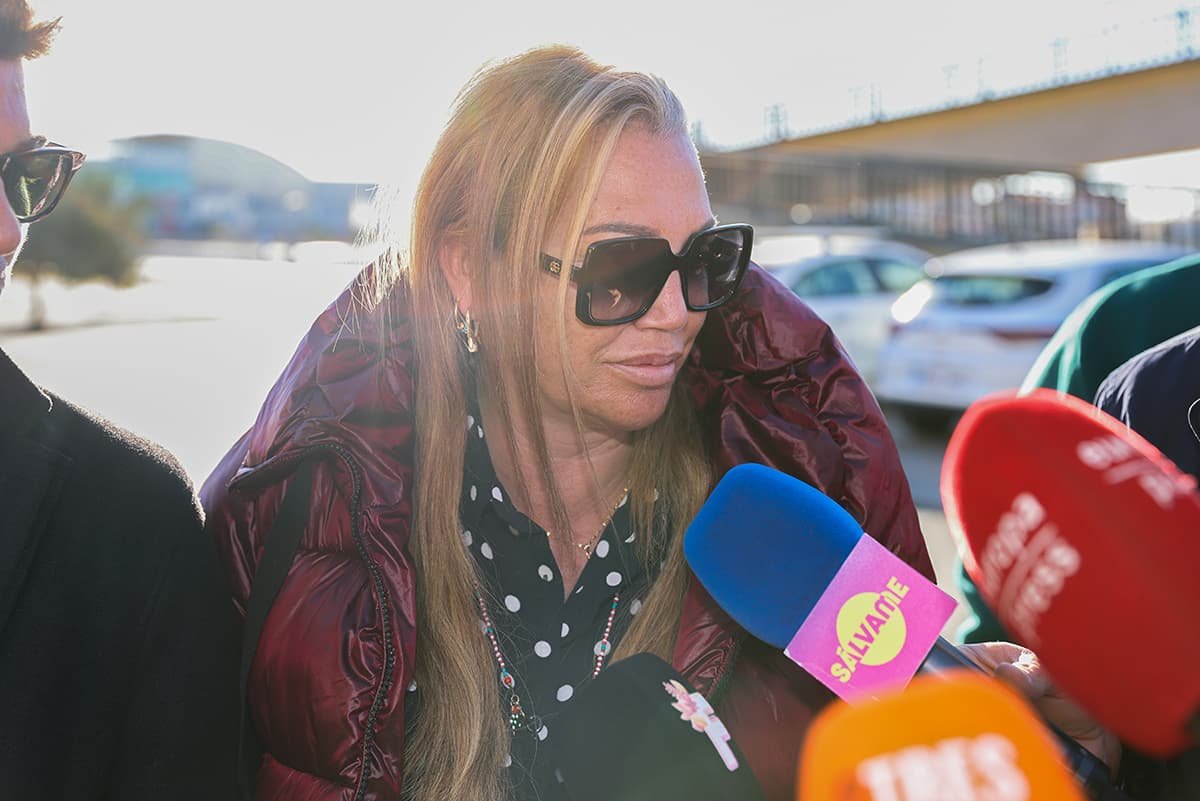 familiares-anabel-pantoja-despedida-padre_2 Belén Esteban y Yulen Pereira arropan a Anabel Pantoja en el último adiós a Bernardo Pantoja