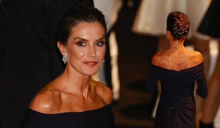La Reina Letizia deslumbra con un espectacular vestido palabra de honor y unos zapatos joya de estreno