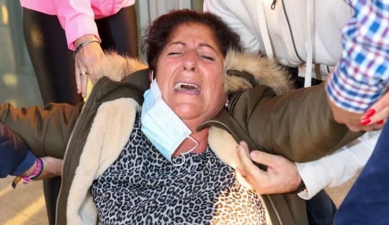 Magdalena, tía de Bernardo Pantoja, sufre un desmayo tras ser expulsada del tanatorio por Merchi, la madre de Anabel