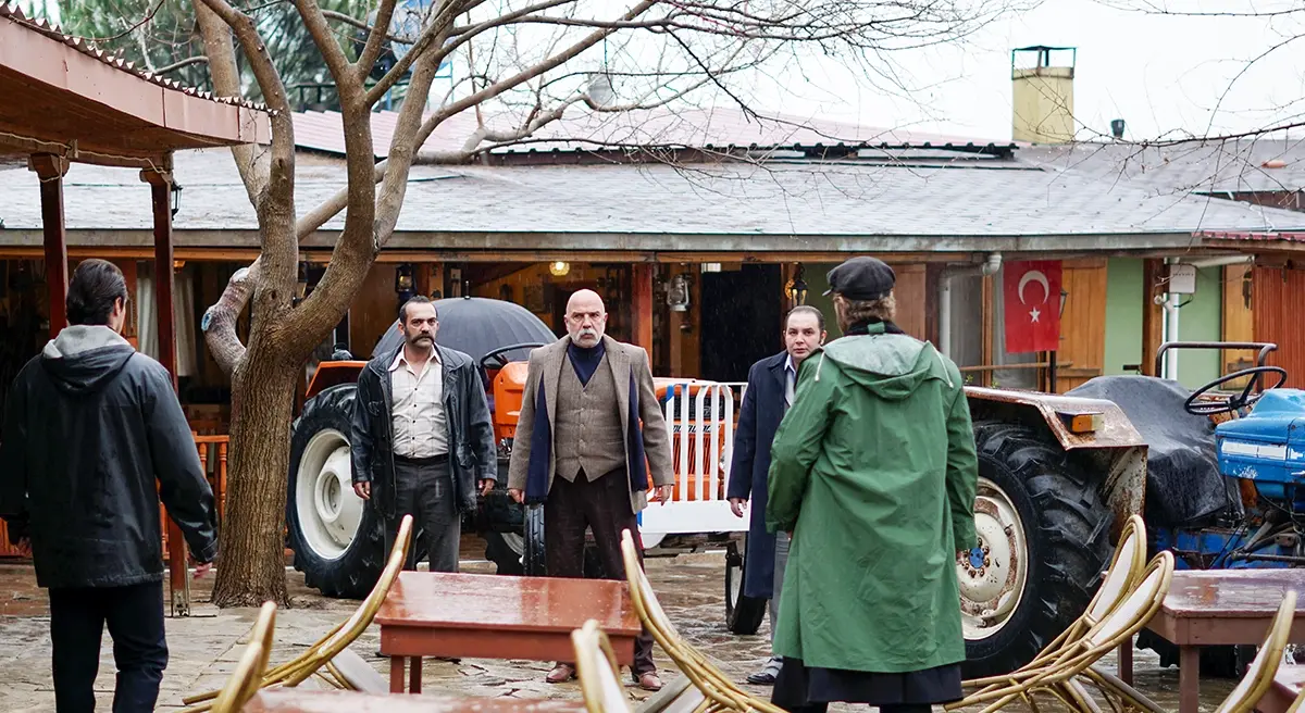 avance-semanal-5-9-diciembre-tierra-amarga10 Avance semanal de ‘Tierra Amarga’ del 5 al 9 de diciembre: Saniye y Gülten fallecen atropelladas mientras Züleyha denuncia a Colak y lo lleva ante la fiscal