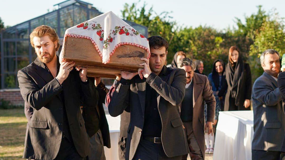avance-semanal-5-9-diciembre-tierra-amarga6 Avance semanal de ‘Tierra Amarga’ del 5 al 9 de diciembre: Saniye y Gülten fallecen atropelladas mientras Züleyha denuncia a Colak y lo lleva ante la fiscal