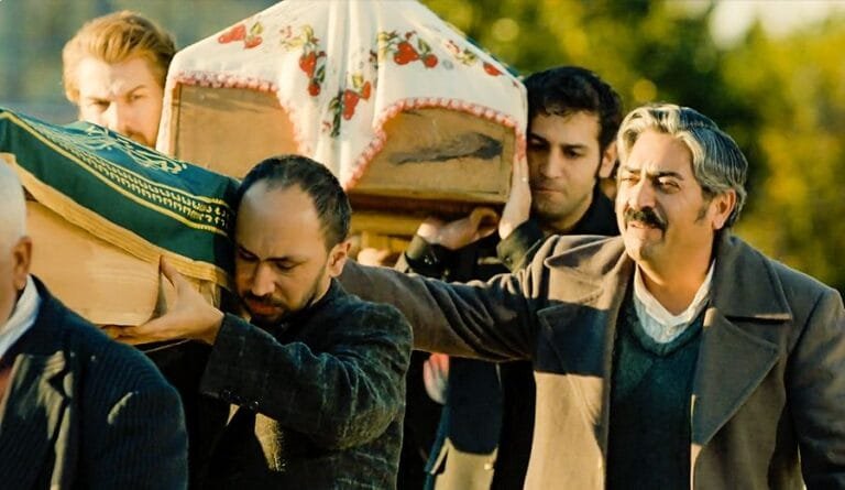 Avance semanal en fotos de ‘Tierra Amarga’ del 5 al 9 de diciembre: Saniye y Gülten fallecen atropelladas mientras Züleyha denuncia a Colak