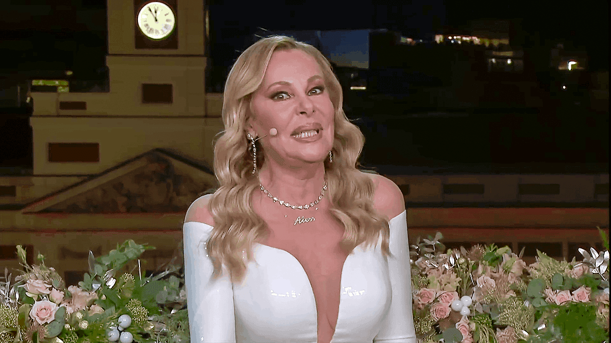 ana-obregon-campanadas4 Así ha sido el look de Ana Obregón en las Campanadas 2022-2023