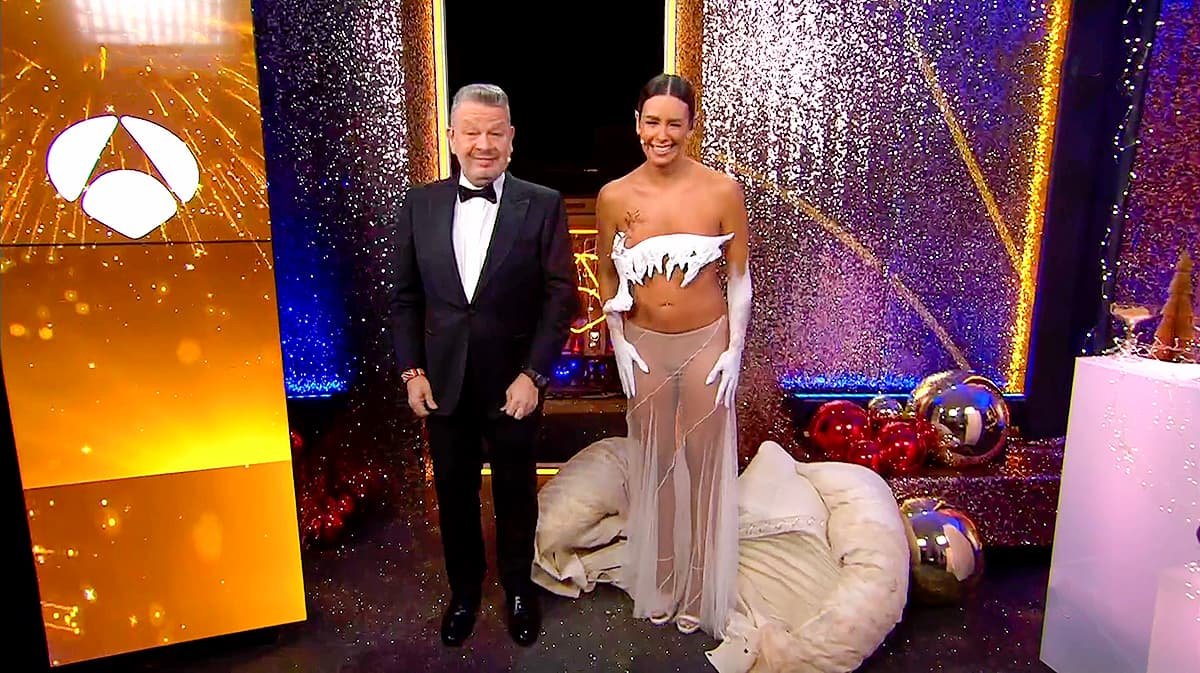 cristina-pedroche-barriga3 Las imágenes de la barriguita de embarazada de Cristina Pedroche durante las Campanadas 2022-2023