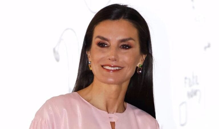 La Reina Letizia brilla en ARCO con un dulce vestido rosa de rebajas