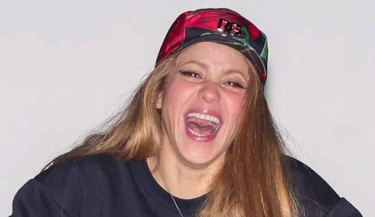 Shakira vuelve a colocar la bruja en su terraza tras publicar ‘TQG’ junto a Karol G