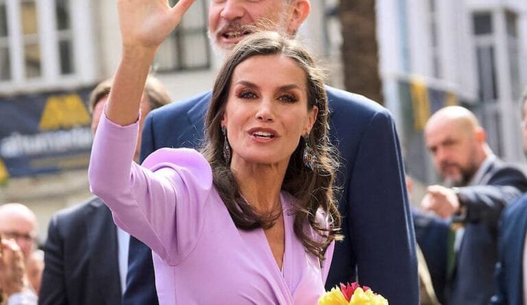 Letizia estrena el vestido de invitada más bonito en Cádiz, lila y con escote nudo