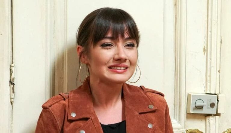 Avance semanal en fotos de ‘Pecado Original’ del 10 al 14 de abril: Zeynep y Alihan, pillados besándose mientras Ender manipula a Zehra para separar a Halit y Yildiz