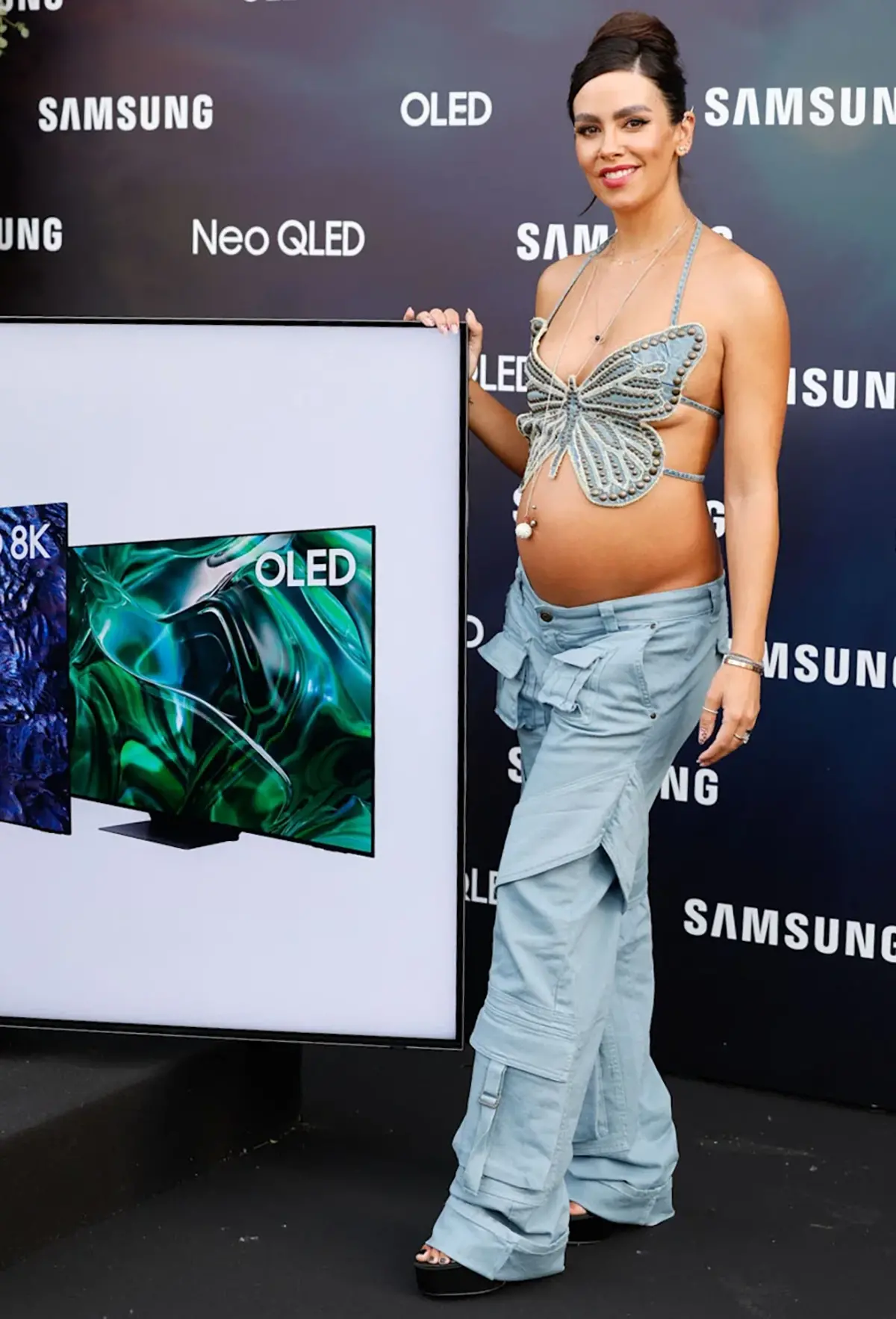 cristina-pedroche-presume-barriguita-embarazada_3 Cristina Pedroche presume de tripa de embarazada con un microtop de mariposa