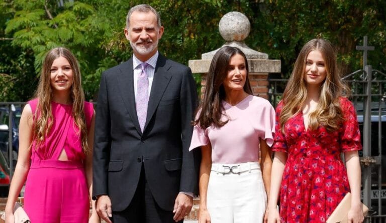 La infanta Sofía reúne a toda su familia en su confirmación salvo al rey Juan Carlos