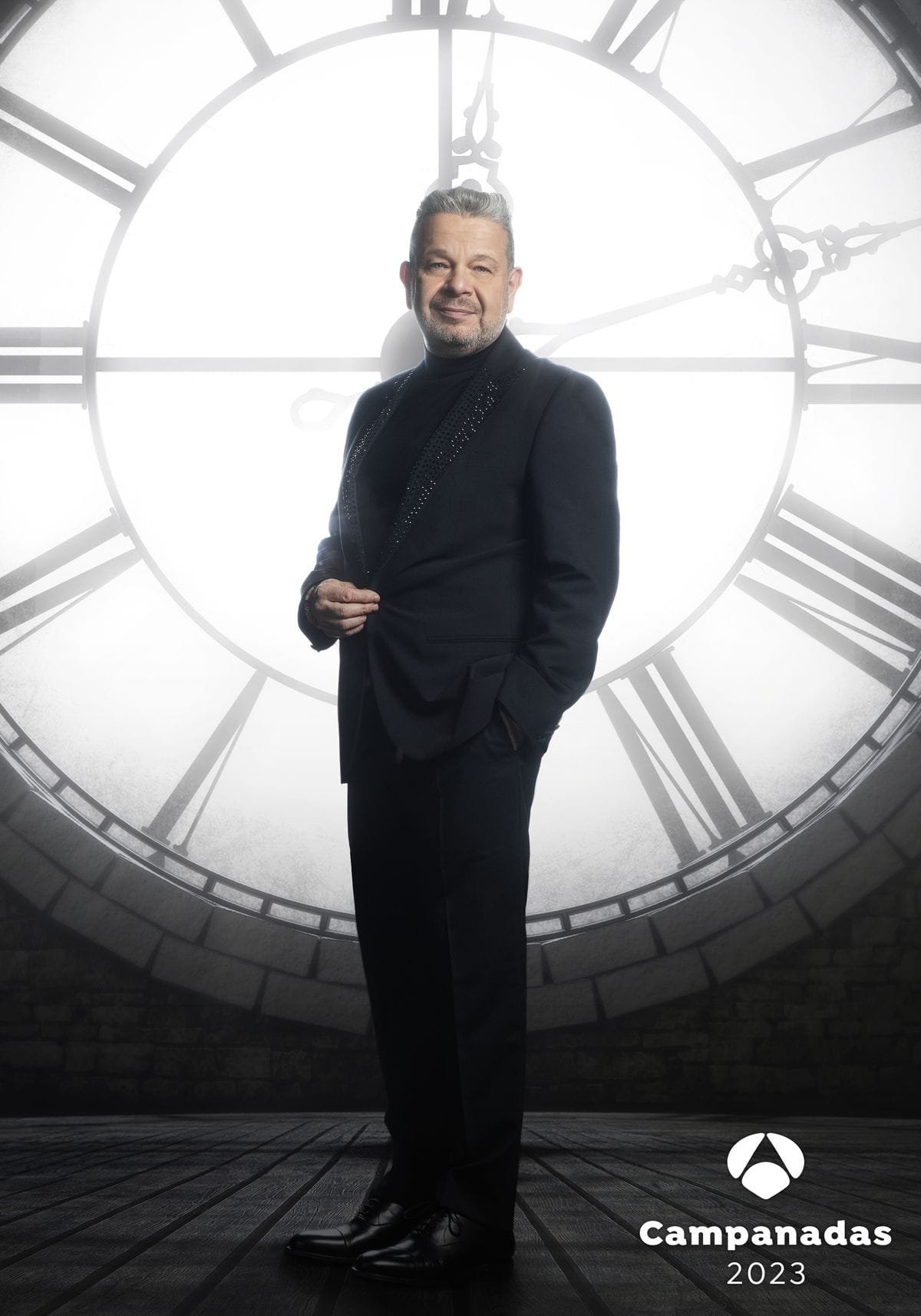 VERTCAL_CHICOTE_ALTERNATIVA Así son las fotos de Cristina Pedroche y Alberto Chicote para las Campanadas 2023-2024 en Antena 3