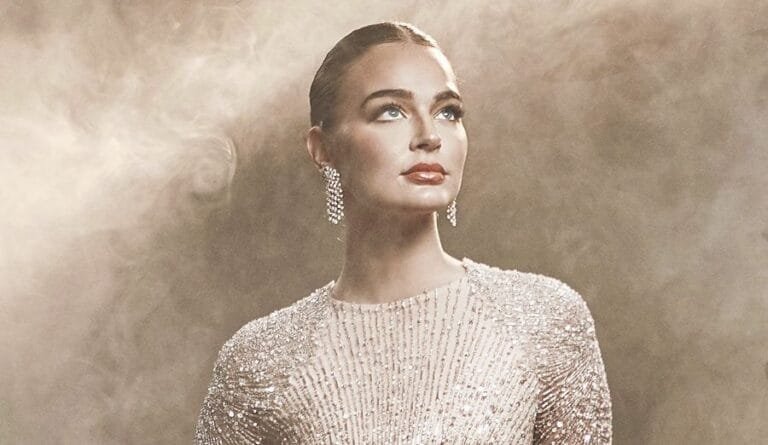 Así ha sido el elegante look de Laura Escanes para su debut en las Campanadas 2023-2024