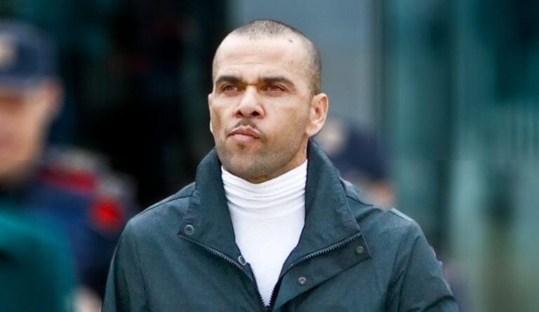 Dani Alves, con la mirada desafiante y la cabeza bien alta, sale de prisión tras pagar una fianza