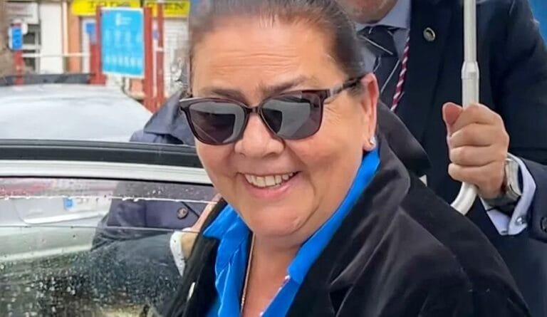 María del Monte reaparece con una sonrisa junto a Inmaculada Casal en la Semana Santa de Málaga
