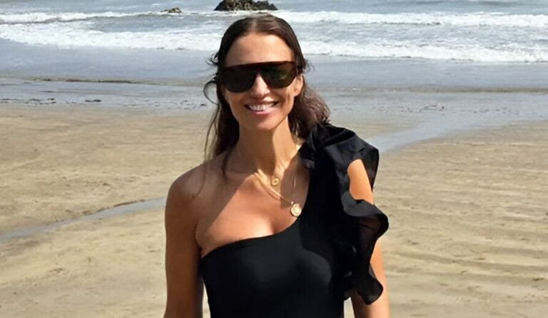 Paula Echevarría triunfa con el bañador efecto reductor que estiliza la figura este verano