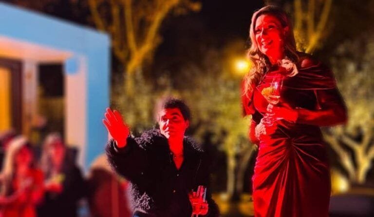 Anne Igartiburu volvió a dar las Campanadas en la fiesta exclusiva de los Javis con un vestido burdeos a medida de Lorenzo Caprile