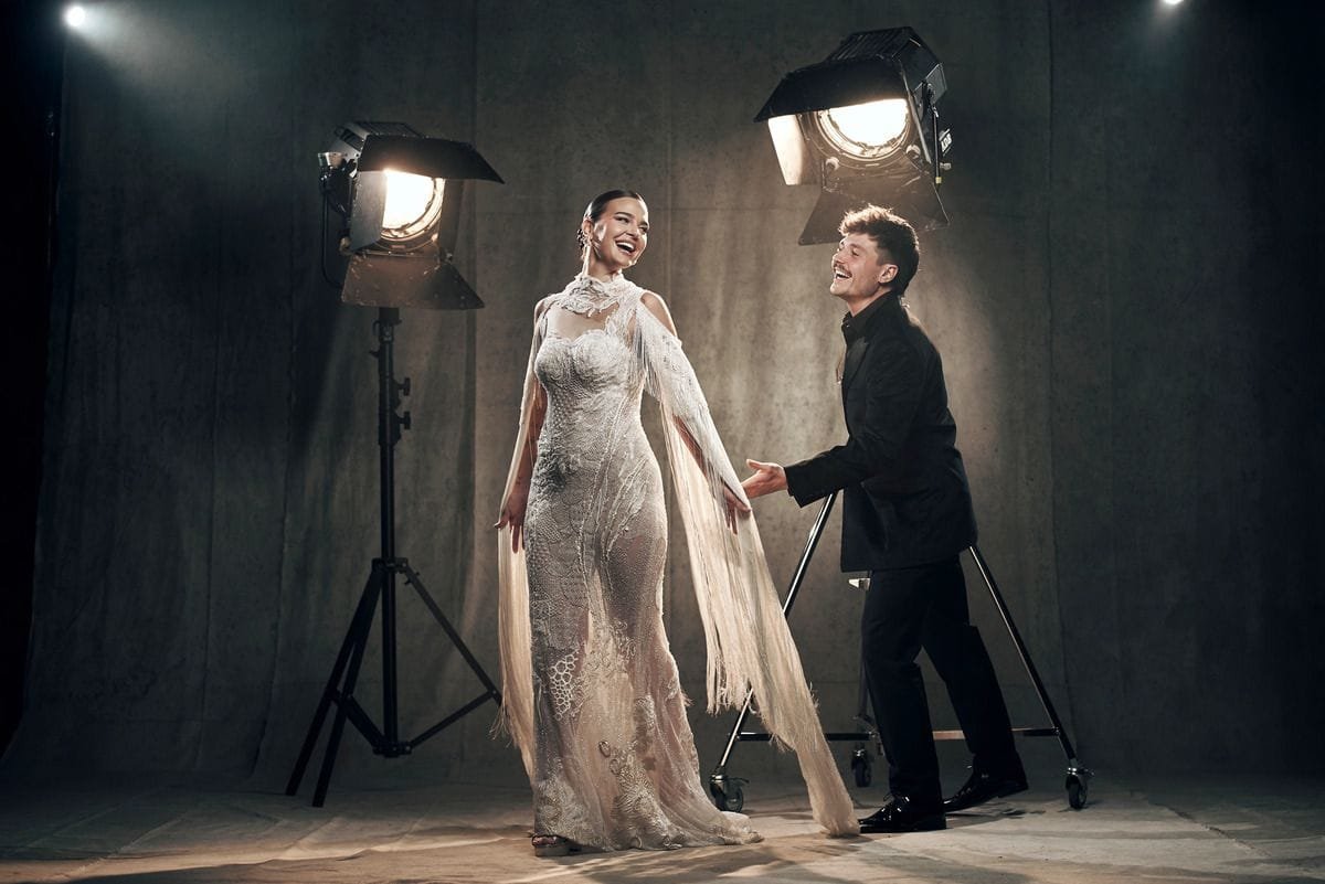 Así ha sido el elegante look de Laura Escanes para dar las Campanadas 2023-2024 en TV3