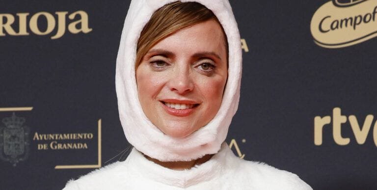 El comentado look de Macarena Gómez en los Premios Goya 2025: un vestido con una balaclava a juego