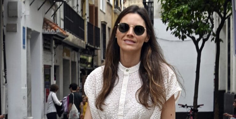 Amaia Salamanca marca tendencia en Sevilla con su look blanco de Domingo de Ramos