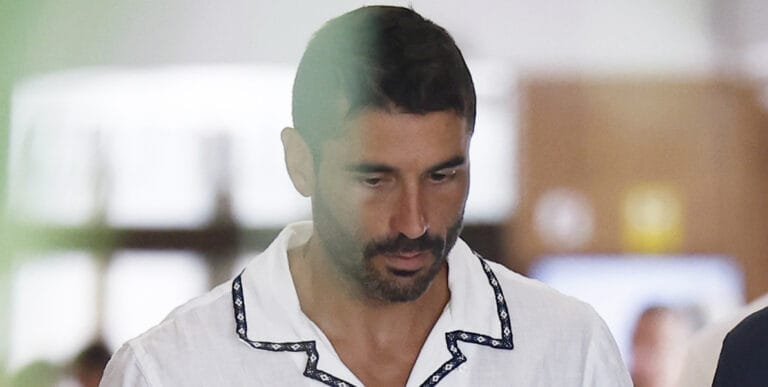 Primeras imágenes de Álex García, exnovio de Verónica Echegui, en el funeral de la actriz