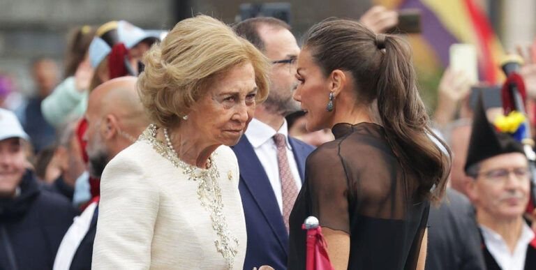 Complicidad real: la Reina Sofía y la Reina Letizia, unidas por elegancia y estilo en un look marfil de Alejandro de Miguel