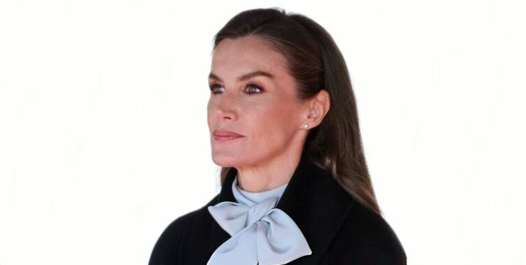 La Reina Letizia deslumbra con elegancia y un lazo impactante en la recepción al Sultán de Omán
