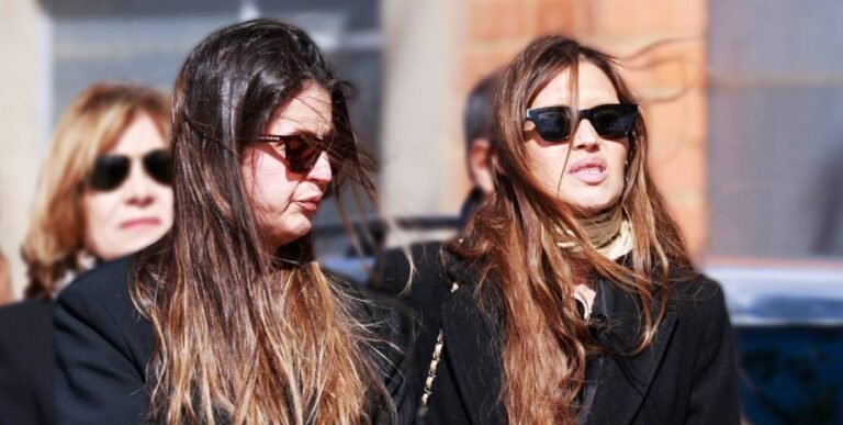 Sara Carbonero, entre lágrimas, se despide de su madre junto a su hermana Irene